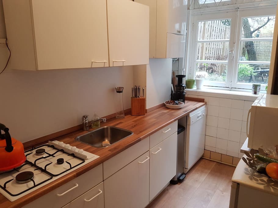 Keuken met afwasmachine / Kitchen with dishwasher
