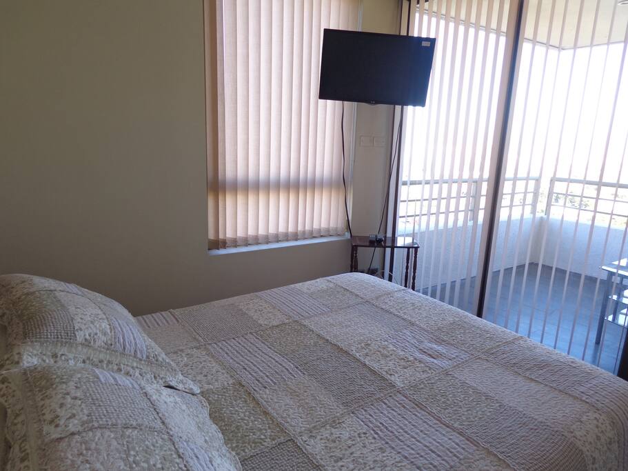 Dormitorio principal con cama matrimonial