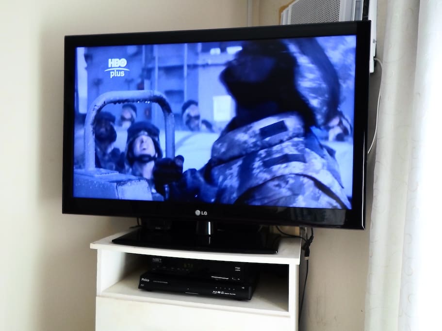 TV de 42", acesso a inúmeros canais fechados e abertos em HD, Home theater e blu ray a disposição.
