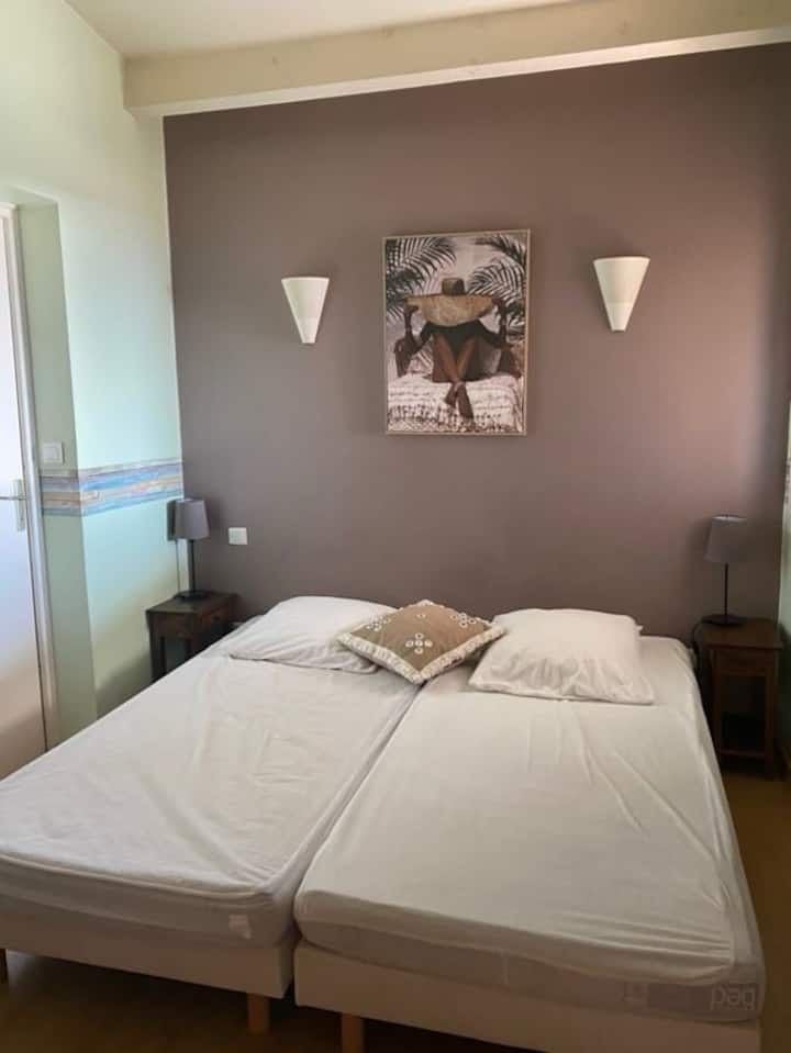 Spálňa 2
Nová posteľ a matrac na diván boli v tomto roku vymenené. 
2 lôžka 90 x 190 
Dajú sa spojiť do manželskej postele.
