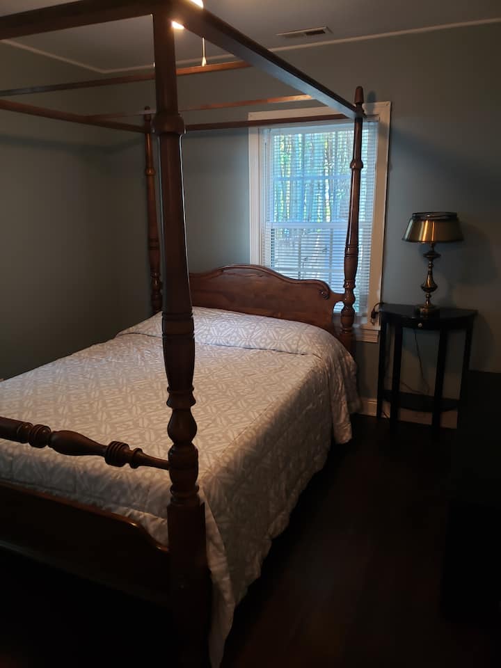 غرفة النوم  رقم2 بسرير بحجم كبير. توجد بياضات إضافية لهذا السرير في خزانته.