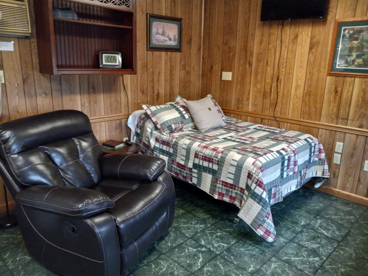 The Barber ShopTiny house/shantyNO CLEANING FEE Tiny houses for