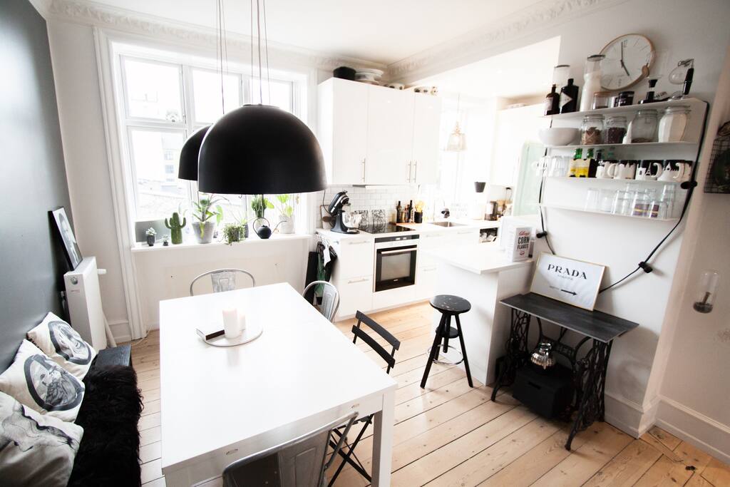 Dining area & kitchen