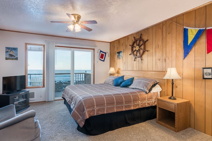 Quarterdeck - Oceanfront, balcony, kitchen.
