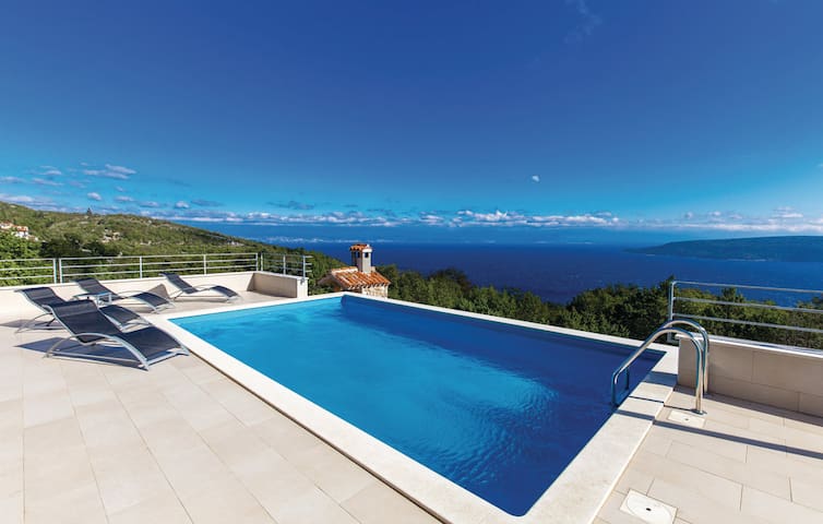 VillaBlu with incredible sea view pool & jacuzzi