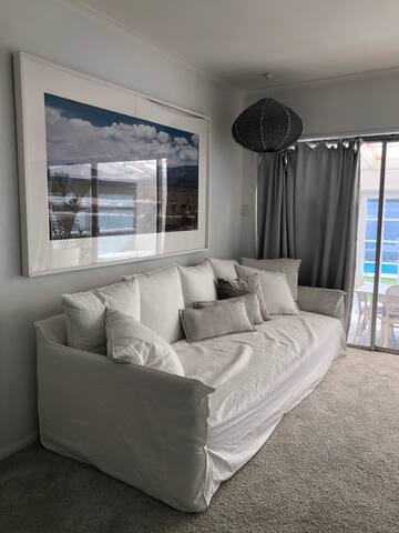 Minimalist beach cottage – family friendly gallery image 4