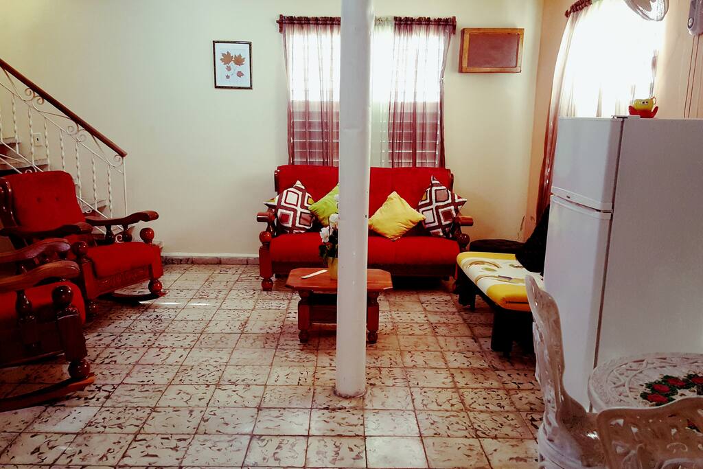 Sala espaciosa con comedor.