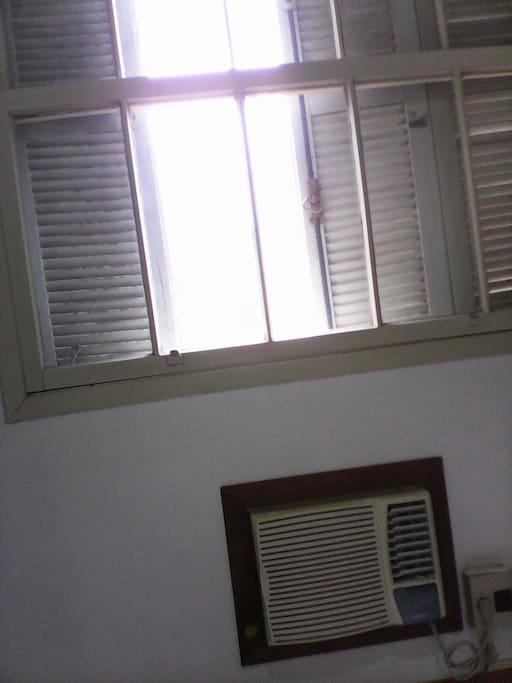 Ar condicionado frio, janela quarto.