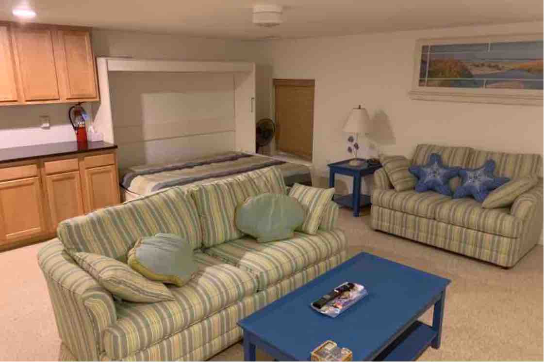 הספה המפוספסת היא ספה זוגית רחבה עם כיסוי למזרן בארון