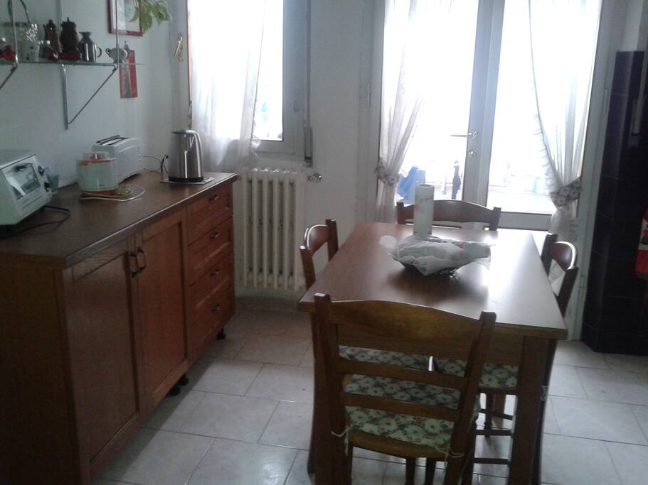 cucina abitabile con forno a microonde, scaldaacqua per il tè, macchina da caffè, fornetto, tostapane