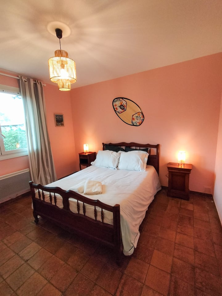 غرفة نوم رئيسية فسيحة