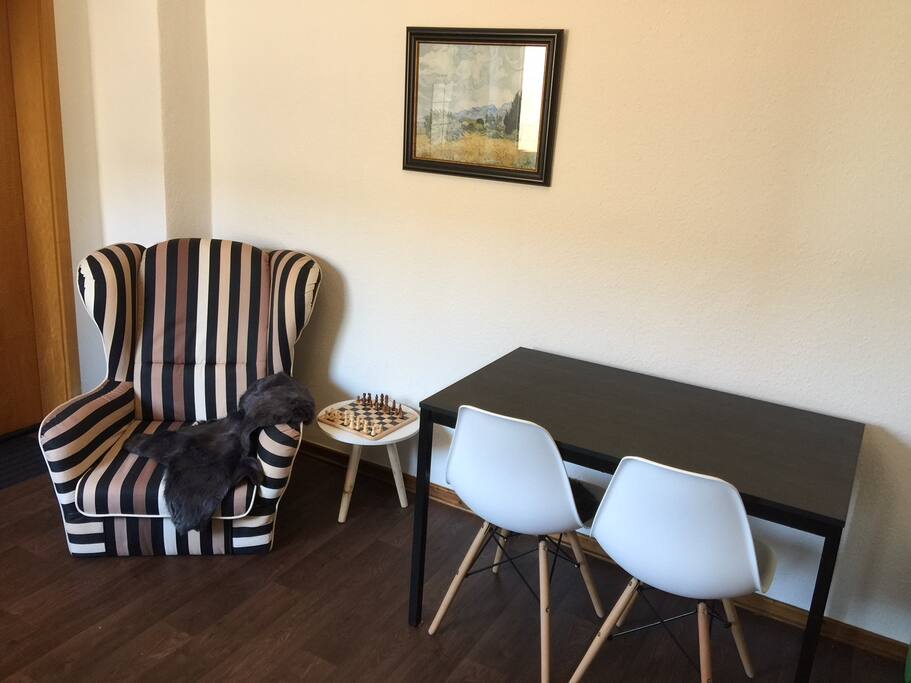In deinem privaten Wohn-/Küchenbereich kannst Du Dich ausruhen, arbeiten und essen.