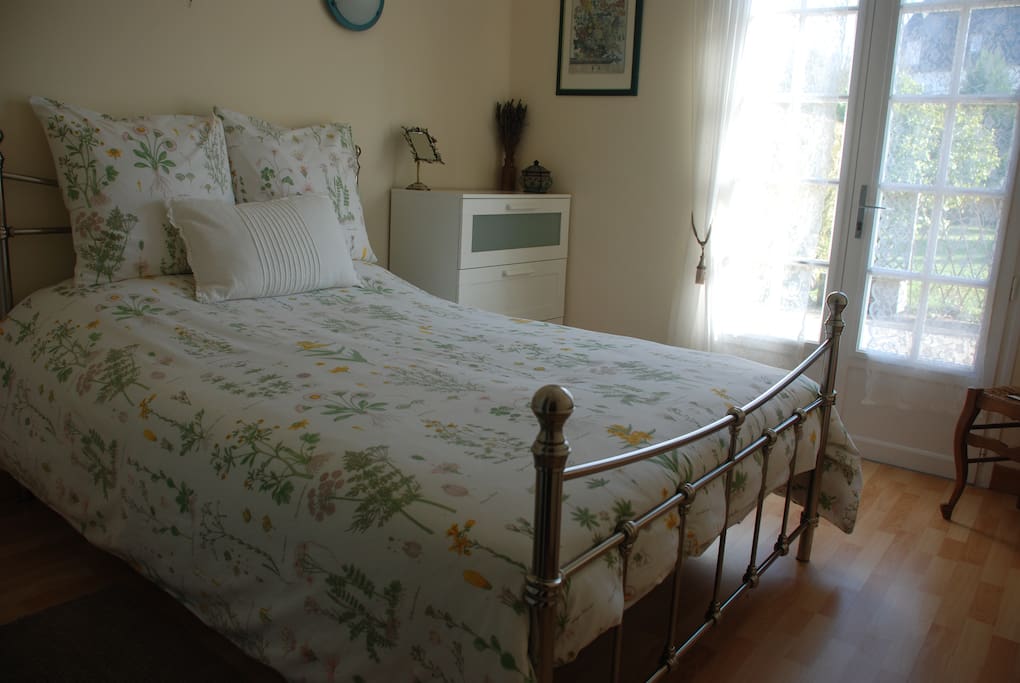 Chambre Ille et-Vilaine with patio doors to the south facing terrace.