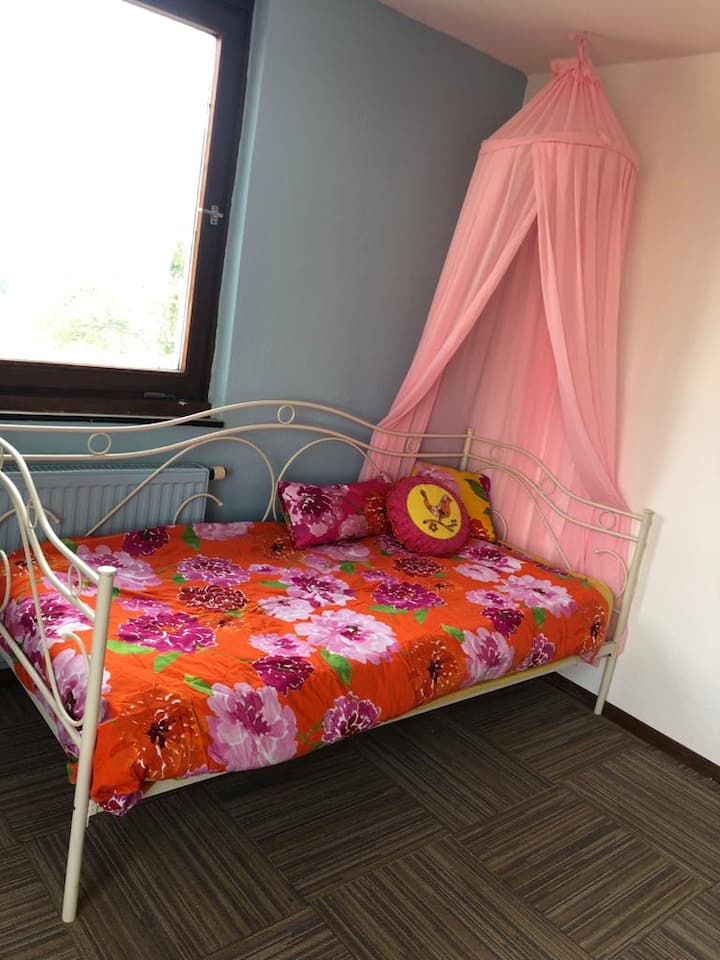 Dhomë princeshash në katin përdhes