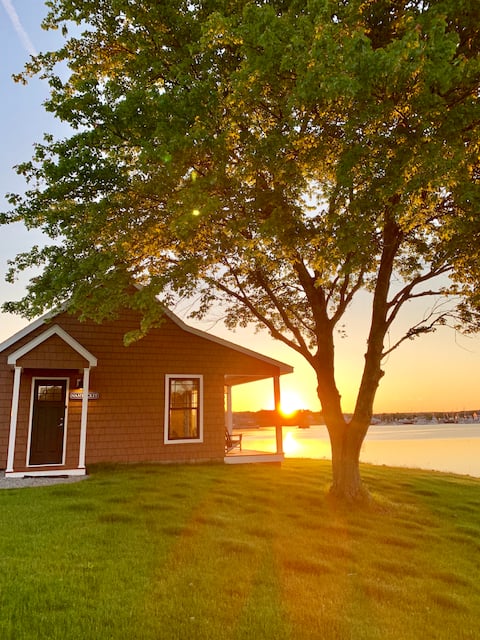 Historic Mystic, CT - Harbor View Landing - Nantucket Waterfront Cottage
