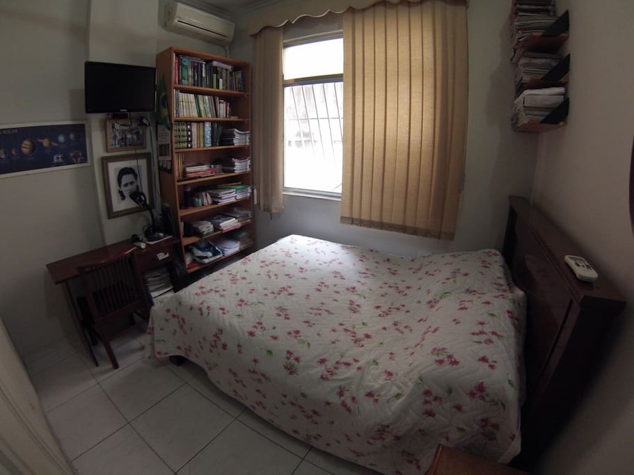 Quarto 1 com cama de casal