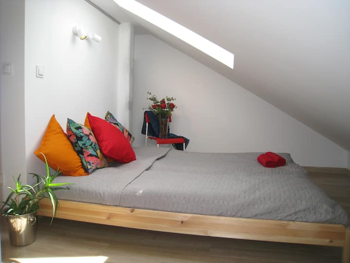 ที่ระเบียงด้านหน้าห้องนอนมีเตียงคู่ขนาดใหญ่หรือเตียงเดี่ยวสองหลัง