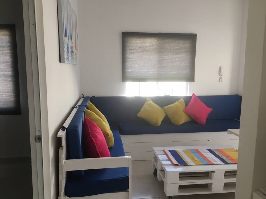 Sala con pantalla, Dish, wifi