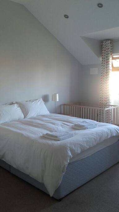 Main bedroom with king size bed!!
