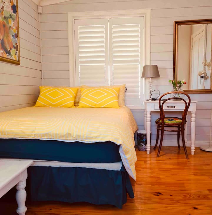 Otra vista del segundo  dormitorio con cama doble.