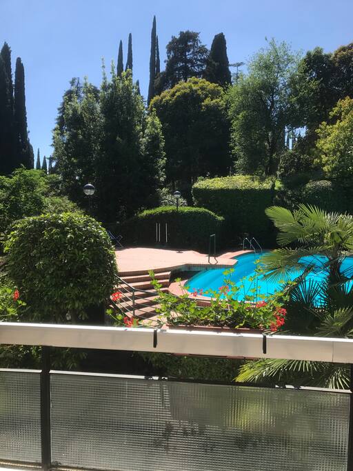 Dalla terrazza della zona comune dove si può consumare la prima colazione