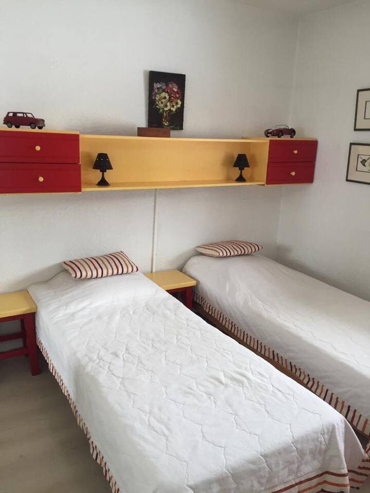 Spavaća soba. To su 2 kreveta za jednu osobu koji se mogu spojiti kako bi se napravio bračni krevet