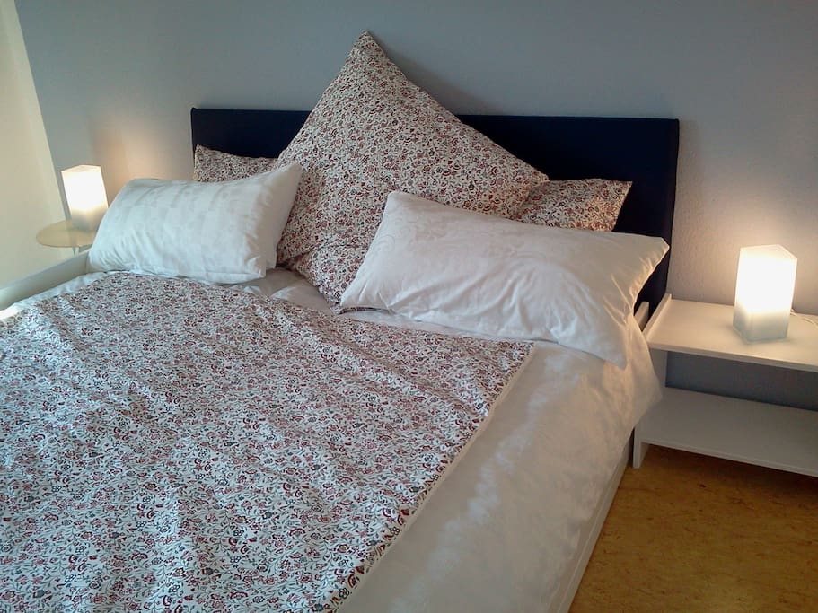 Ein Zimmer mit einem 160 cm breiten Bett....
