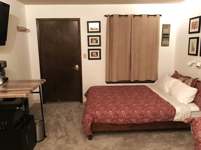 Private Lockoff, Great Location near Gondola & Bus