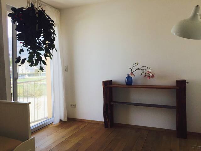 Helles modernes Zimmer in charmanter Maisonette