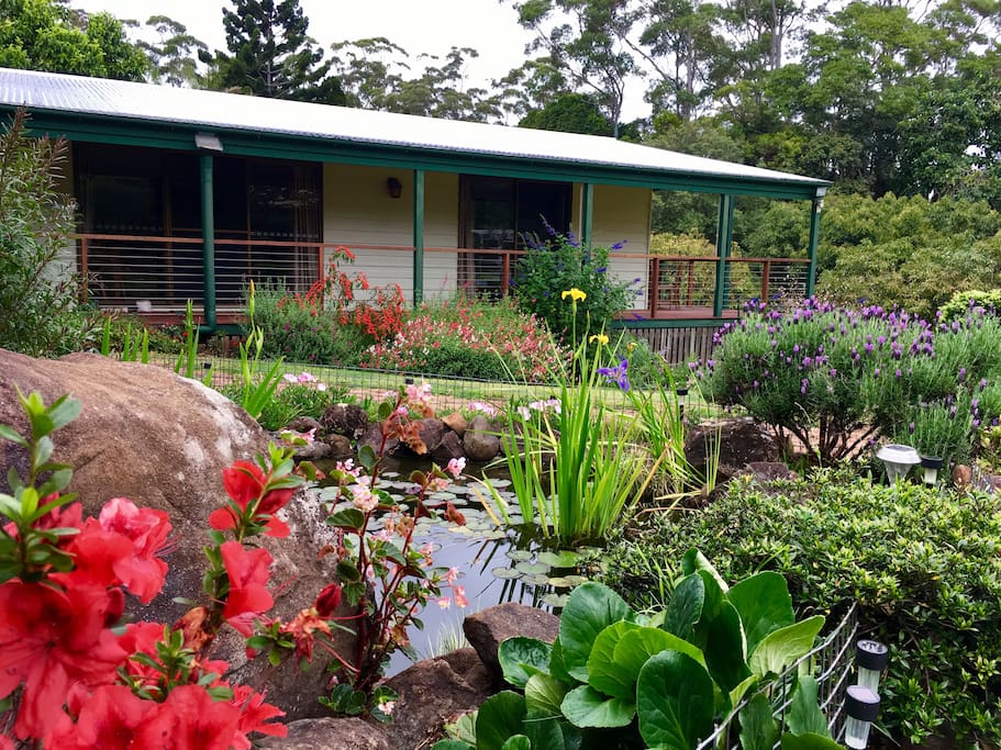 Large 3 bed apartment overlooking colourful garden.
