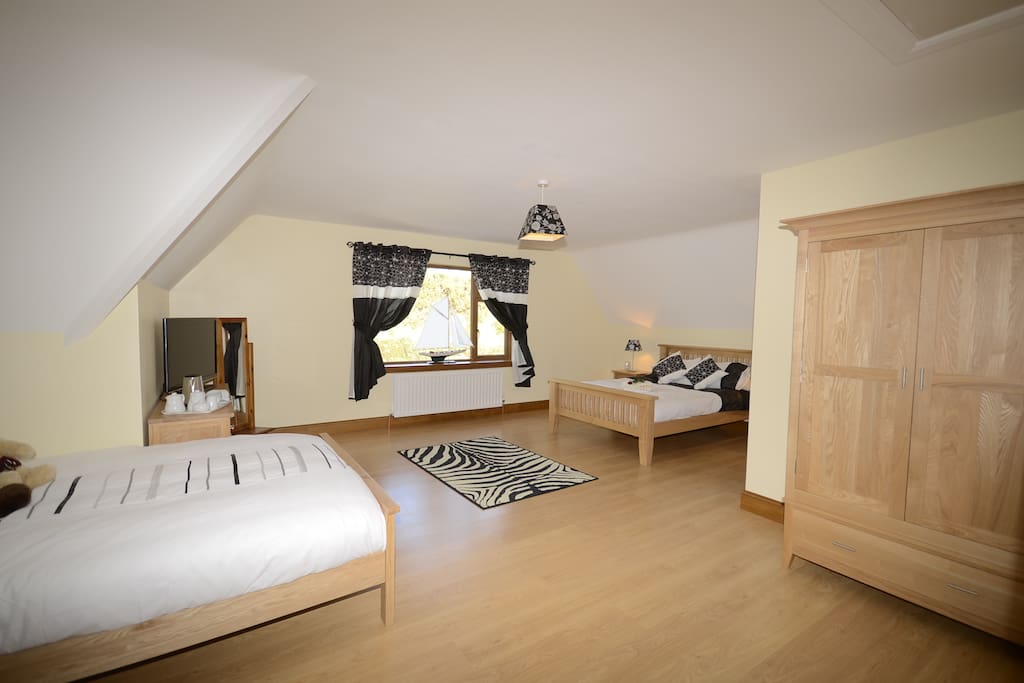 HILVIEW DELUXE SUITE BEDROOM