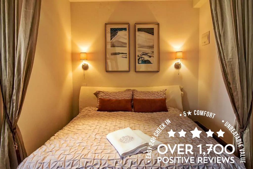 A luxurious king-sized bed ensures you get a good night's rest
宽敞的1.8米宽双人床,让您晚上绝对睡的舒适