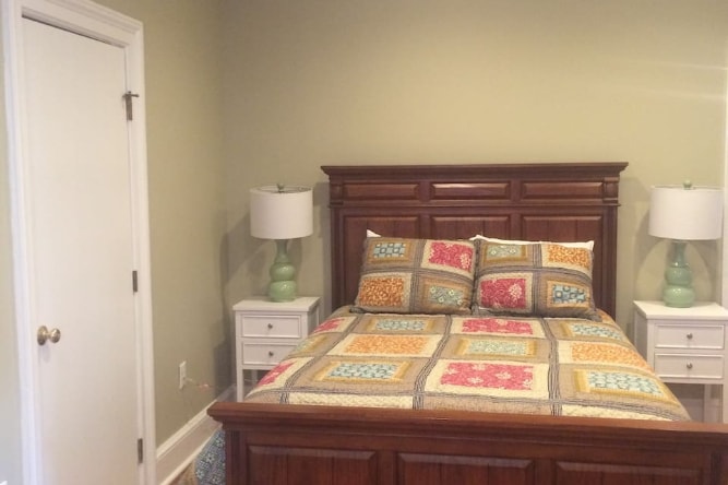 Големиот главен апартман на првиот кат има пристап до предниот трем