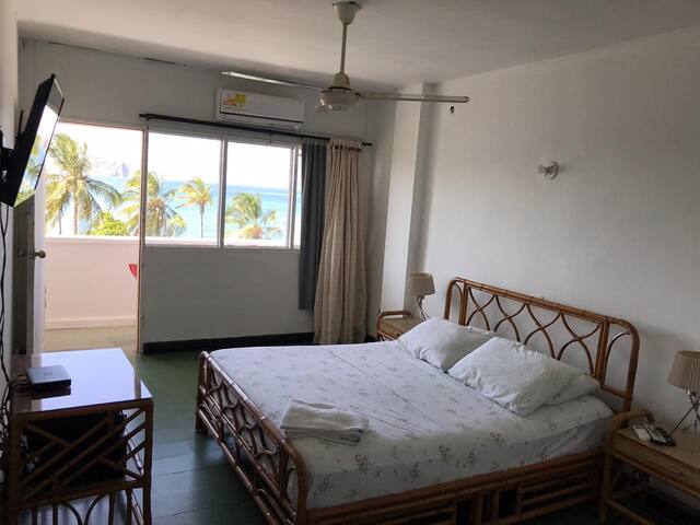 Room with sea view, historical center