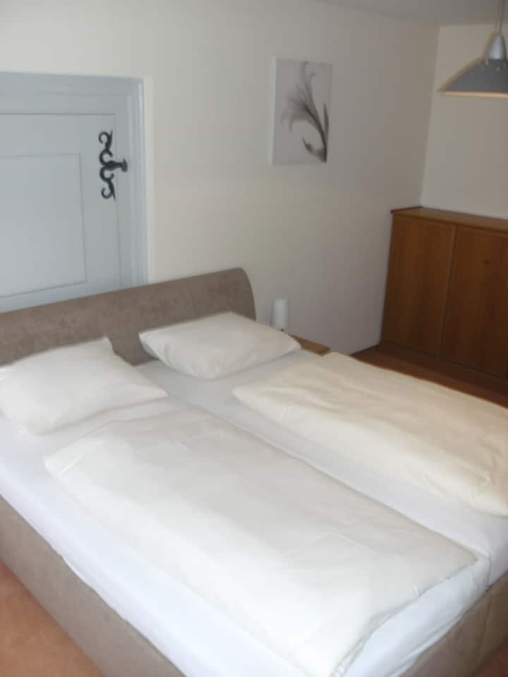 Schlafzimmer 1
Doppelbett mit Wandklappbett