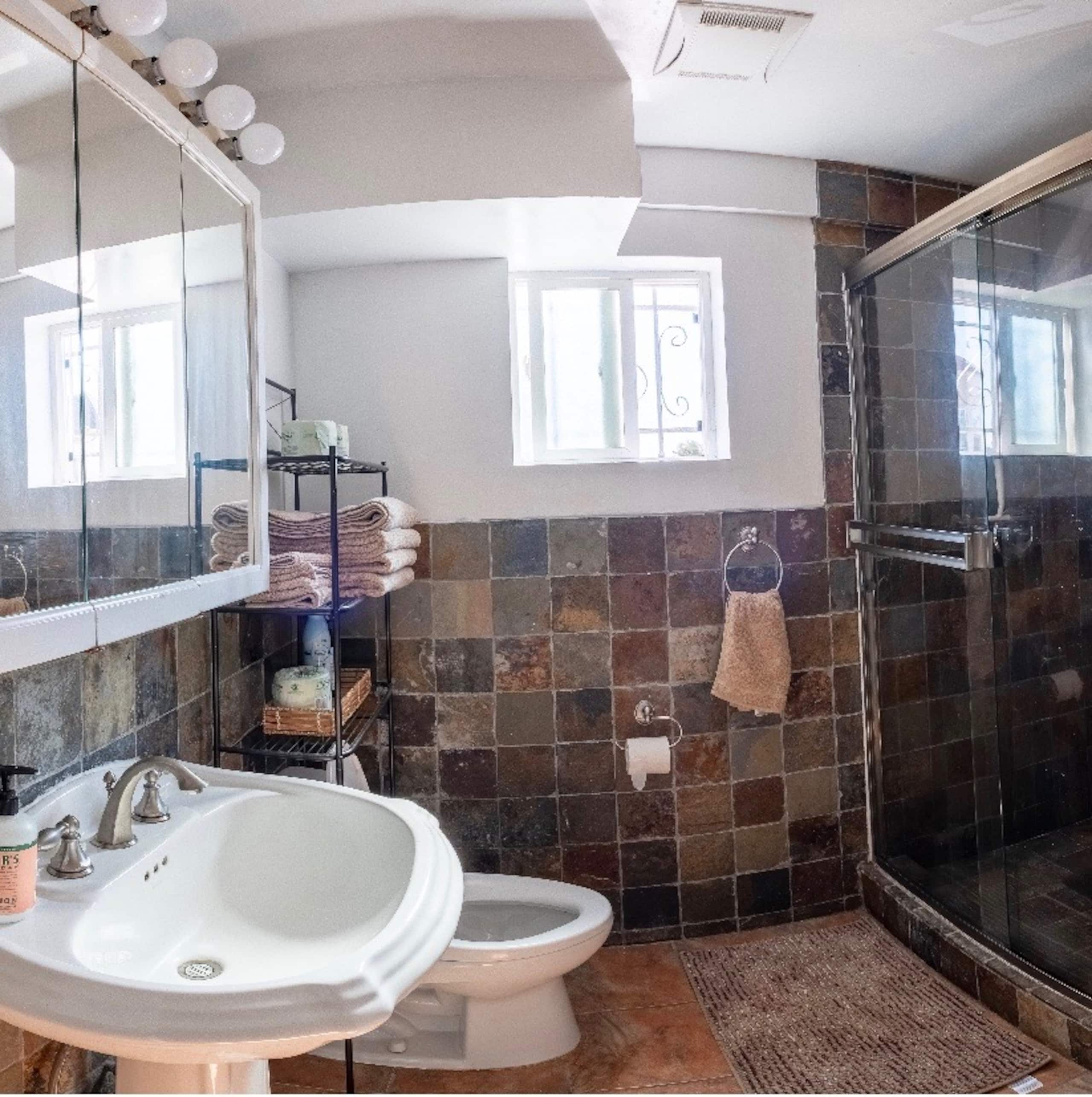 Guesthouse in San Francisco · ★4.66 · 2 bedrooms · 2 beds · 1 bath - Image 10