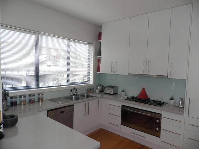 4 B/R, sleeps 8, in Seddon. gallery image 2