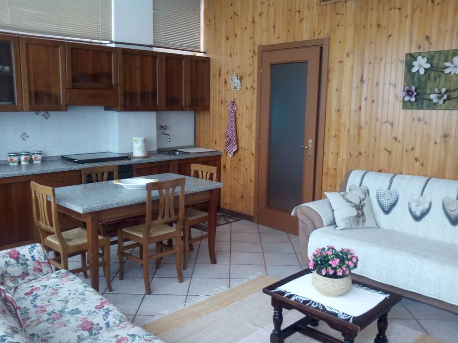 la cucina e il salotto