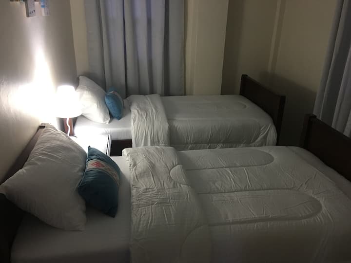 2. soveværelse med 2 enkeltsenge, som kan laves om til en kingsize-seng!