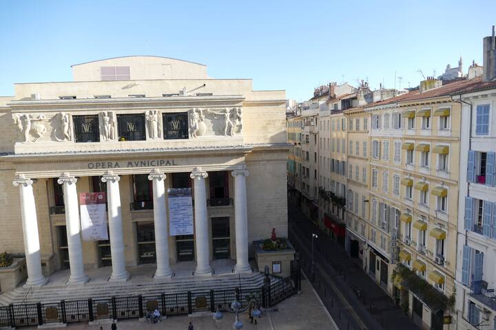 Spálňa a výhľad na jedáleň/kuchyňu