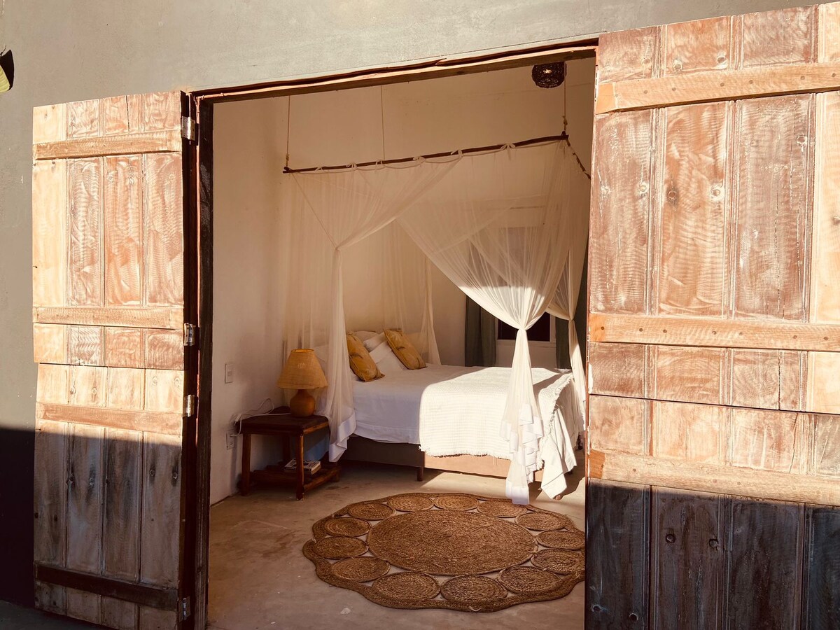 套房内有谷仓门。