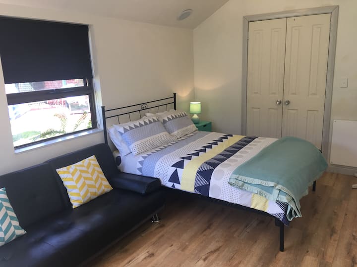 Estudio separado al aire libre. Tiene una cama doble, TV, salón y nevera pequeña. Disponible si es necesario.