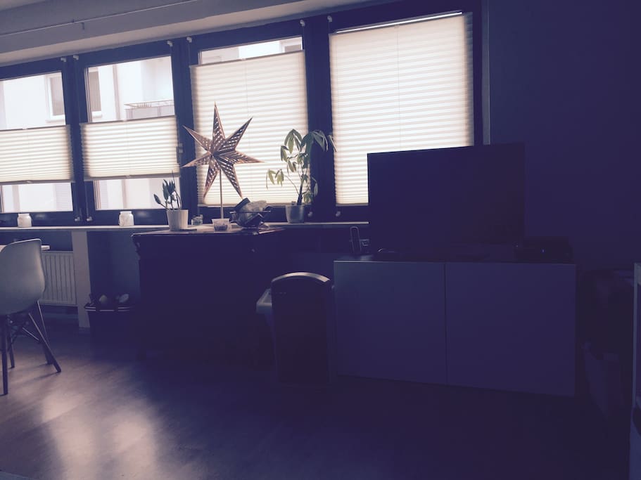 großer Flatscreen-TV und die lange Fensterfront