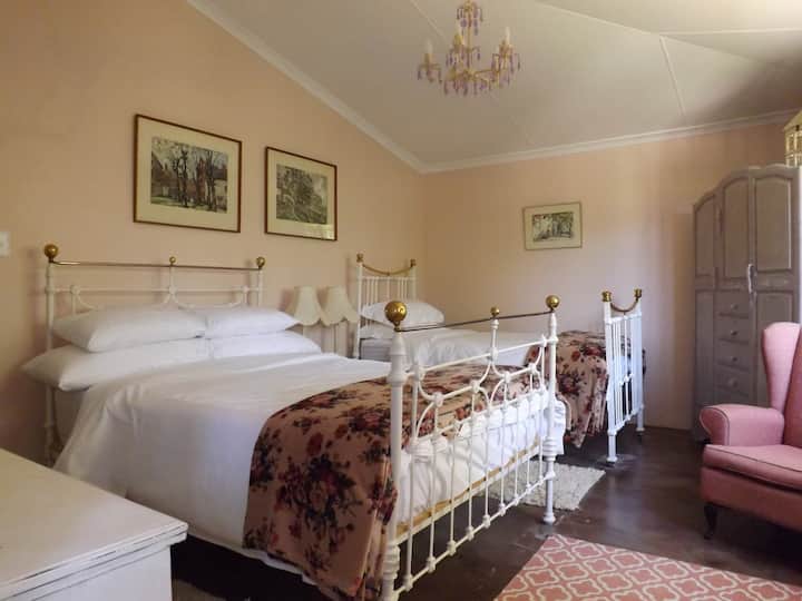 Chumba cha kulala kilicho na kitanda mara mbili na kitanda kimoja