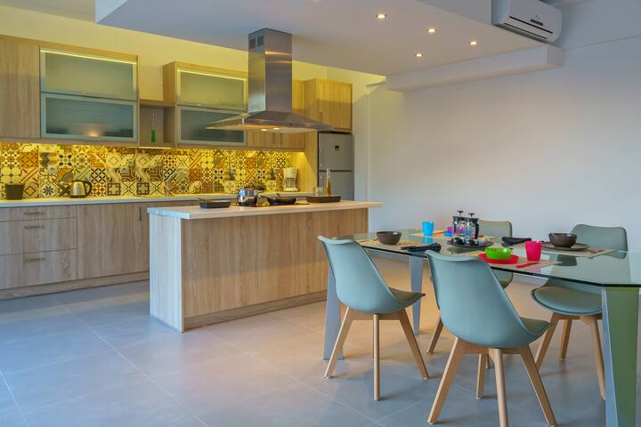 Beachfront Villa w/Pool & BBQ, 30m to amenities gallery image 5