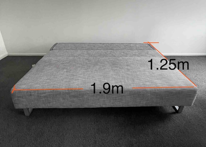 Sofa ya fremu ya chuma kwenye sebule inaweza kugeuzwa kuwa kitanda(1.25*1.9m) kwa urahisi.