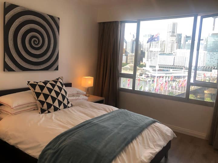 И двете спални са отворени към балкона и гледките