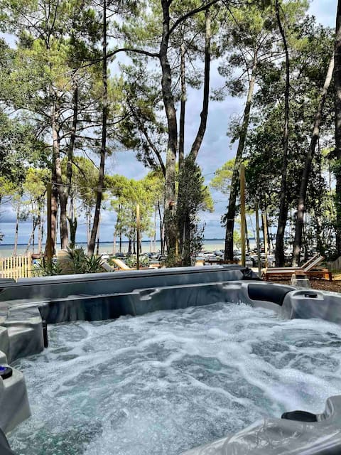 Beautiful lakeside cottage with Jacuzzi.