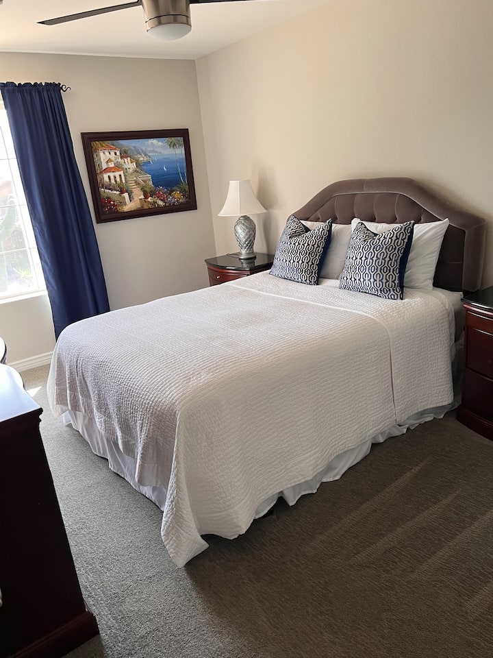 Dormitorio tamaño queen con TV