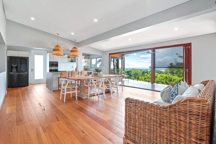 Luxe Coastal Abode, Marcus Beach gallery image 4